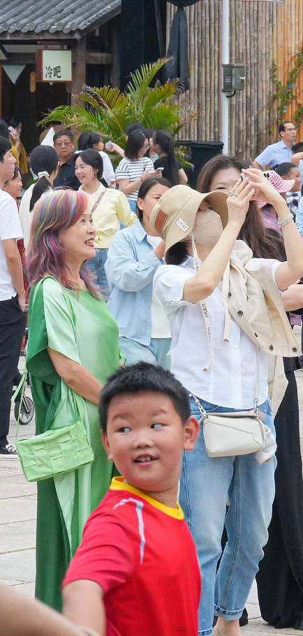 70岁林青霞在江西，穿着时尚一点不显老，与好友谢娜罕见同框（组图） - 3