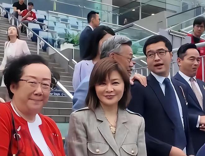 62岁关之琳出席赛马活动笑容温婉，举手投足之间散发从容魅力（组图） - 5