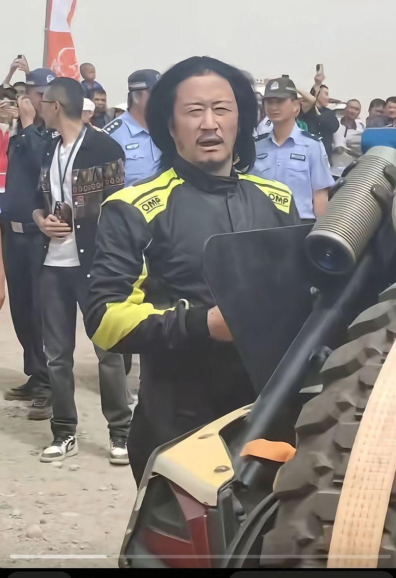4月才戴颈部固定器，吴京又翻车了… 晒影片曝惊险瞬间（组图） - 1