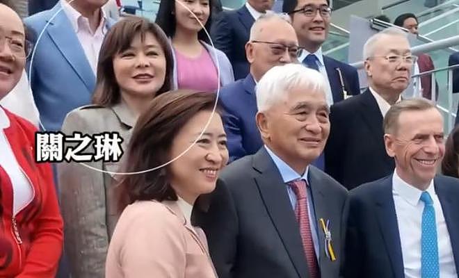 62岁关之琳出席赛马活动笑容温婉，举手投足之间散发从容魅力（组图） - 6