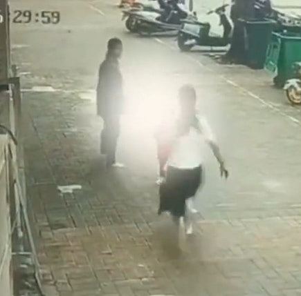 广东女当街强拽幼童后家长追回,网民斥:大白天抢孩子,太疯狂了(组图) - 4