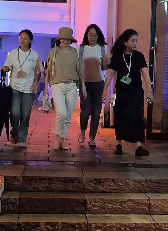 70岁林青霞在江西，穿着时尚一点不显老，与好友谢娜罕见同框（组图） - 10