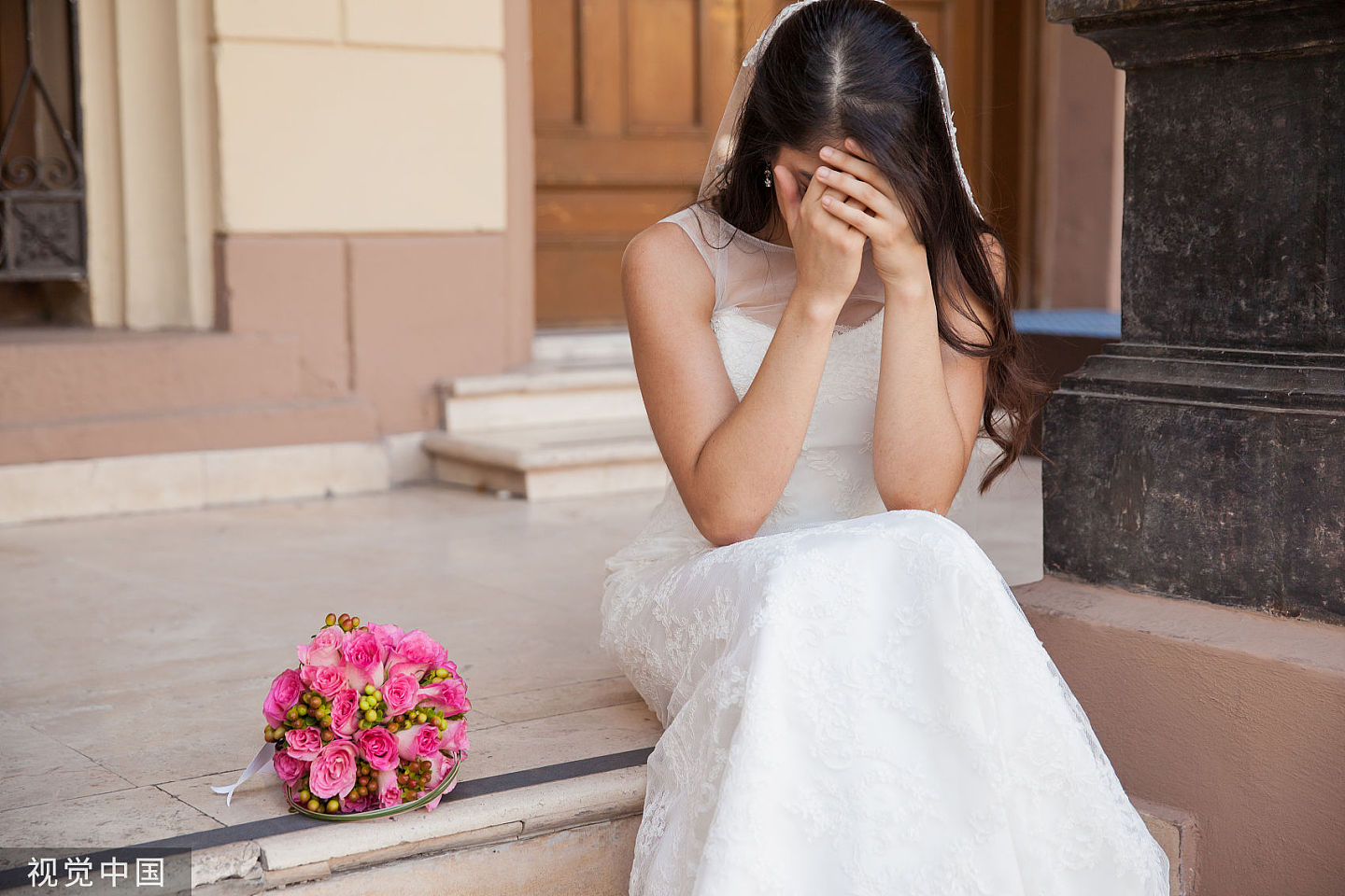 交往6年!结婚1小时老公“人间蒸发”,澳女新娘崩溃:小三竟是表妹(图) - 1