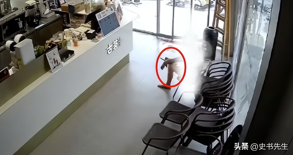 广东裸男持刀闯入奶茶店！店员制服过程曝光，品牌回应：现金嘉奖（组图） - 13