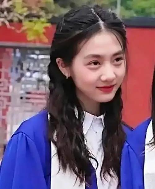 冯小刚养女晒高中毕业照,穿红色学士服化浓妆显成熟徐帆满脸骄傲(组图) - 3