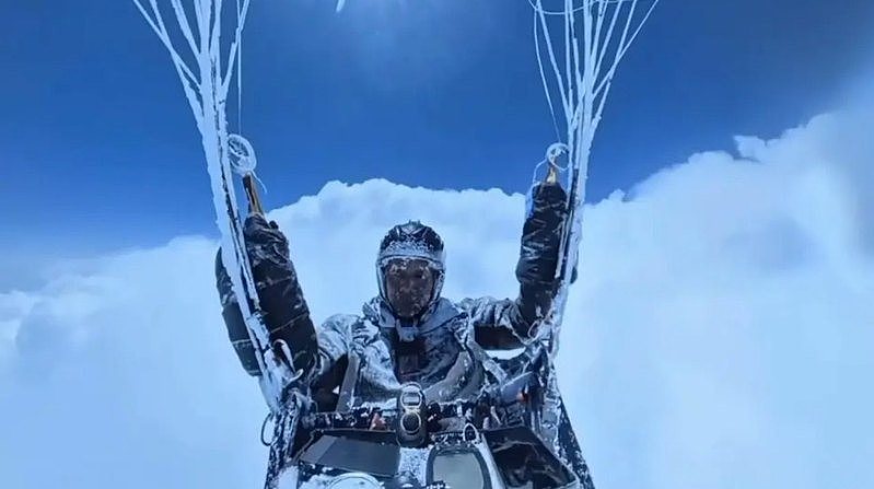 男子飞滑翔伞被吸至8598米高空，全身结冰奇迹生还！事后遭停飞6个月（组图） - 1