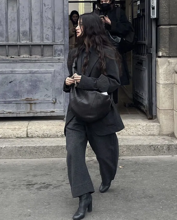 “穿上像唐老鸭成精、脱下来能当砍刀”！谁在把优衣库的弯刀裤捧成新“神裤”？（组图） - 7