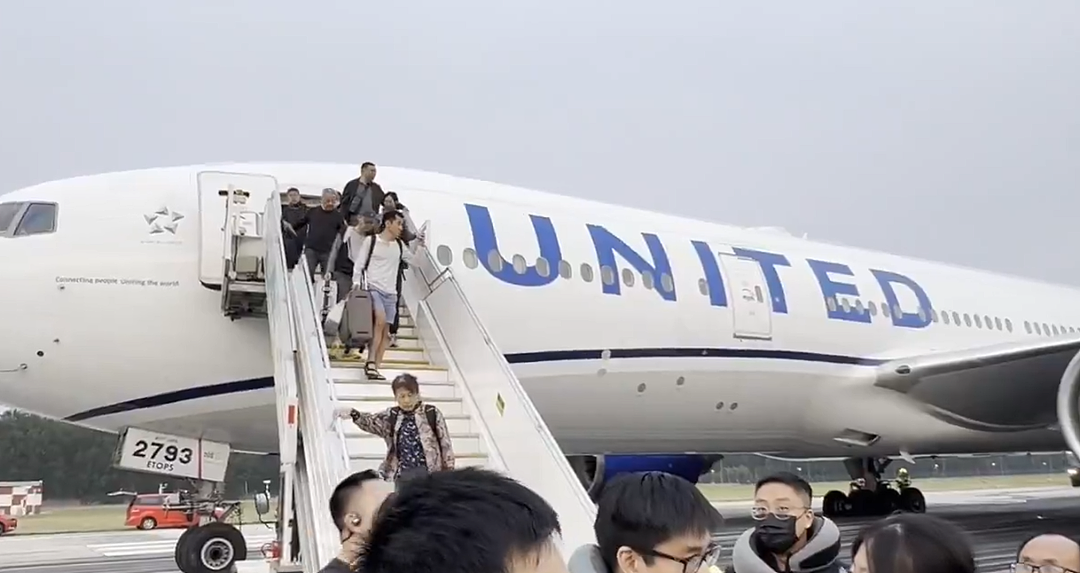 惊魂！ 中国起飞航班引擎起火，火球狂喷黑烟滚滚， 机舱焦味弥漫，乘客紧急撤离（组图） - 6