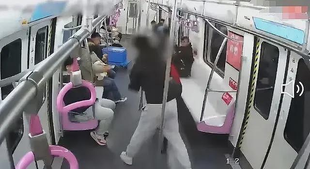 上海地铁踢裆后续:处理结果公布,女子身份曝光,网友评论一边倒(视频/组图) - 22