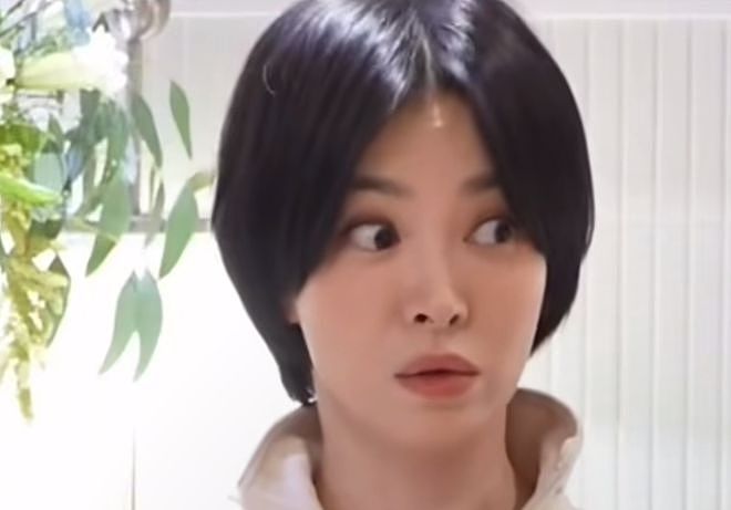 43岁宋慧乔私下状态曝光,中分短发被吐槽像男的,淡妆好似路人(组图) - 20