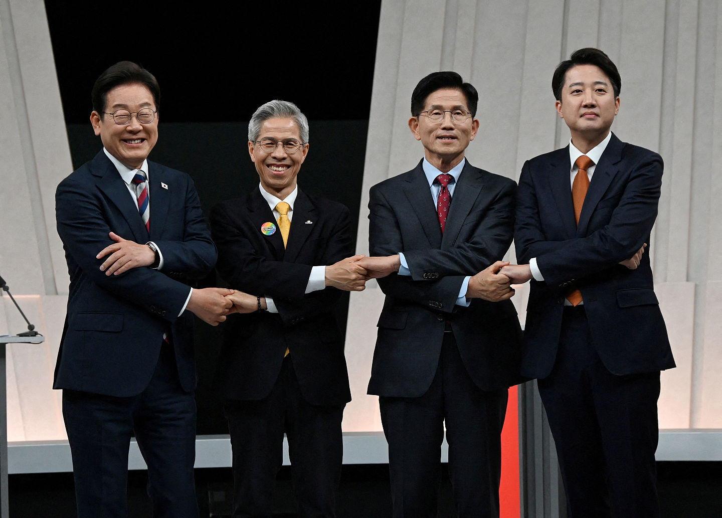 韩国总统大选辩论爆粗口！他喊“在重要部位插竹筷”，各界怒喊退选（组图） - 1