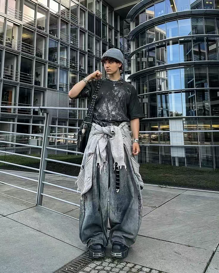 “穿上像唐老鸭成精、脱下来能当砍刀”！谁在把优衣库的弯刀裤捧成新“神裤”？（组图） - 16