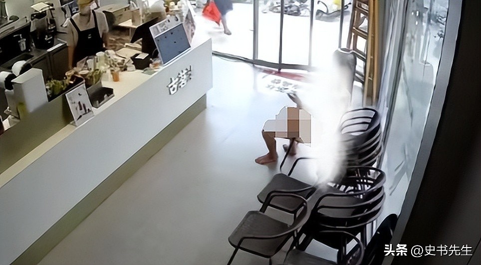 广东裸男持刀闯入奶茶店！店员制服过程曝光，品牌回应：现金嘉奖（组图） - 10