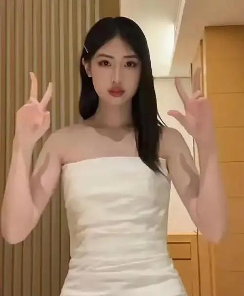 冯小刚养女晒高中毕业照,穿红色学士服化浓妆显成熟徐帆满脸骄傲(组图) - 9