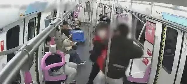 上海地铁踢裆后续:处理结果公布,女子身份曝光,网友评论一边倒(视频/组图) - 23
