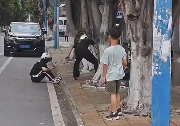 1段疯传的广东街头“发疯40秒”视频,炸出了多少成人巨婴(组图) - 4