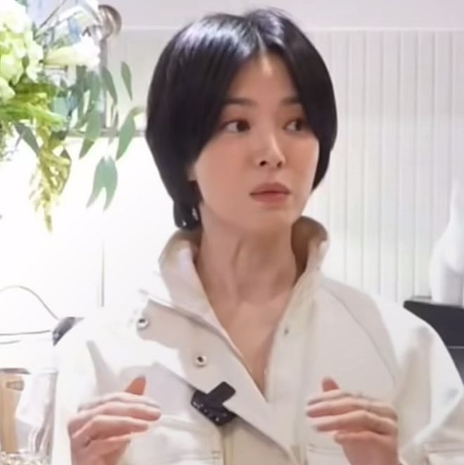 43岁宋慧乔私下状态曝光,中分短发被吐槽像男的,淡妆好似路人(组图) - 18