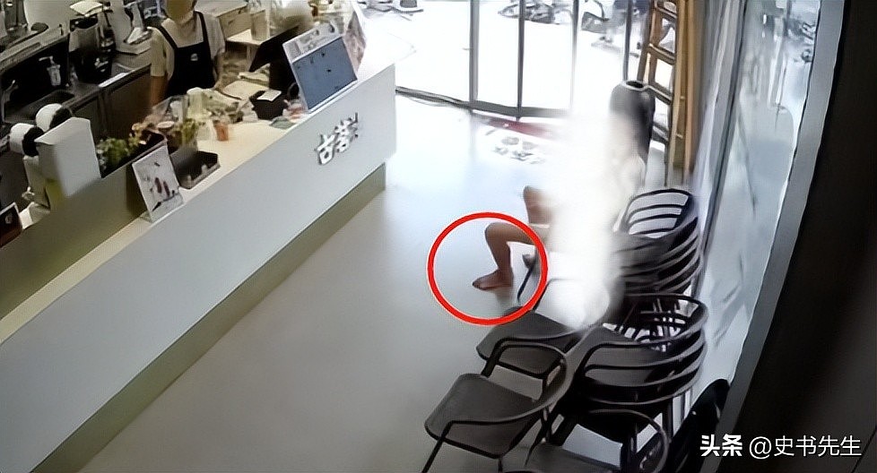 广东裸男持刀闯入奶茶店！店员制服过程曝光，品牌回应：现金嘉奖（组图） - 6