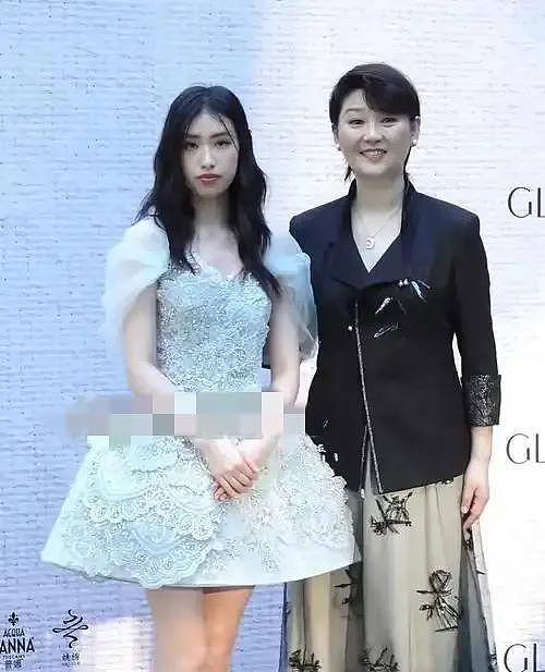 冯小刚养女晒高中毕业照,穿红色学士服化浓妆显成熟徐帆满脸骄傲(组图) - 4