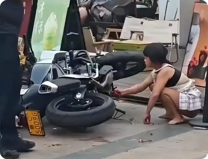 精神小妹当街发疯欺负男路人后衣衫不整,知情人曝原因后我真看不起她(视频/组图) - 4