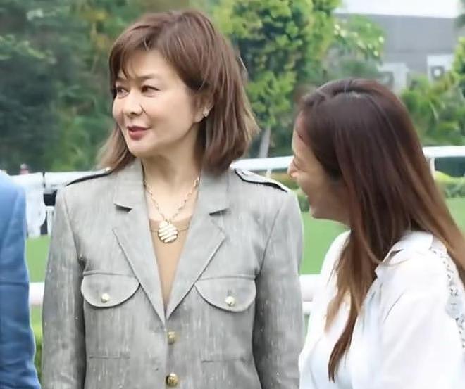 62岁关之琳出席赛马活动笑容温婉，举手投足之间散发从容魅力（组图） - 4