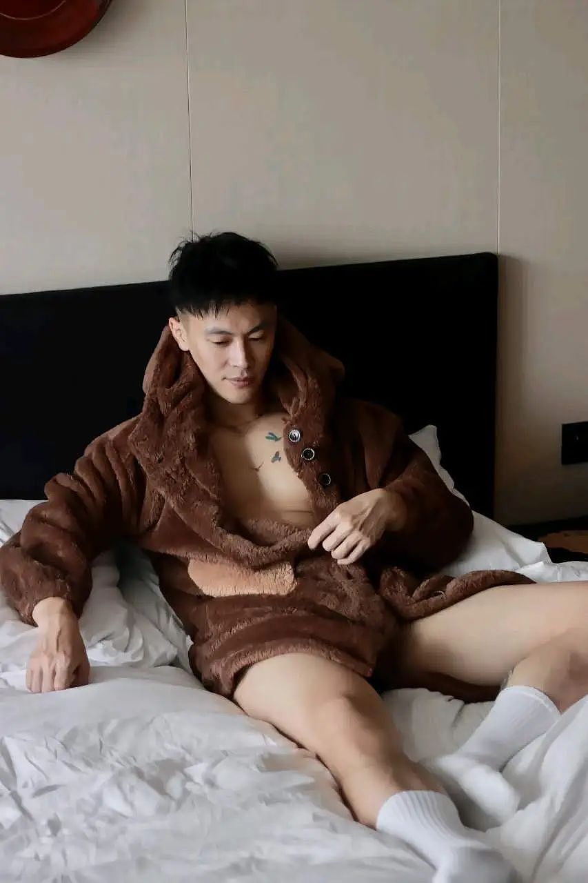 【帅哥】他的腹肌太绝了,大包男人照爆火全网!真是体育生天花板(组图) - 23