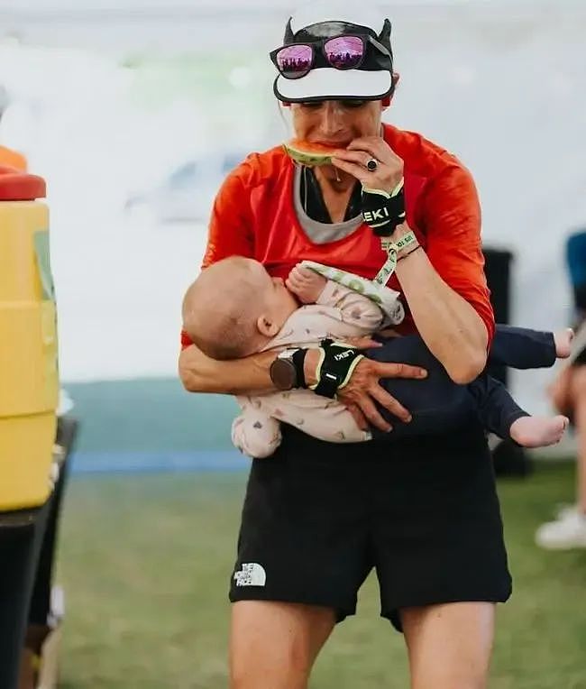 外国妈妈边给孩子喂奶边跑100km马拉松，最后居然跑成了冠军？！网友：太牛了...（组图） - 4