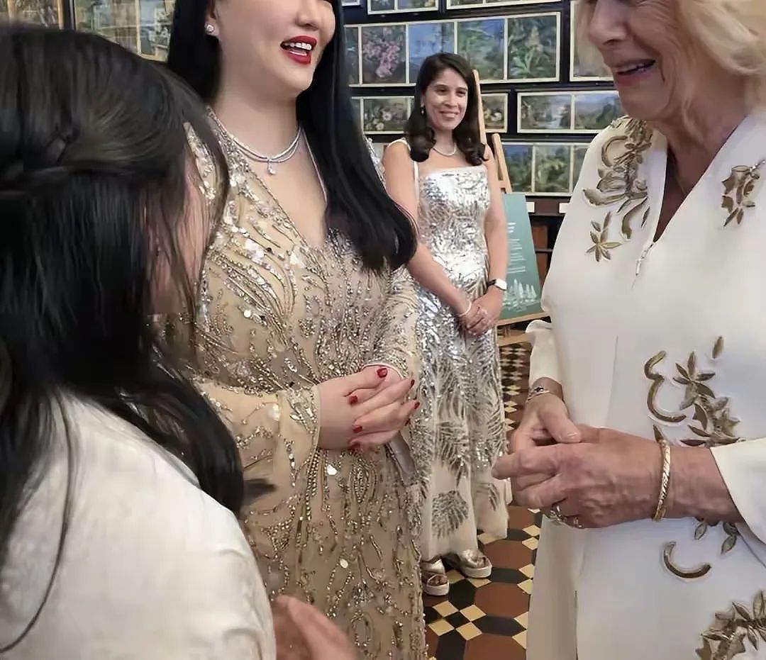 李湘带女儿跪舔王室被群嘲：暴发户的体面，装得再贵也掉价（组图） - 2