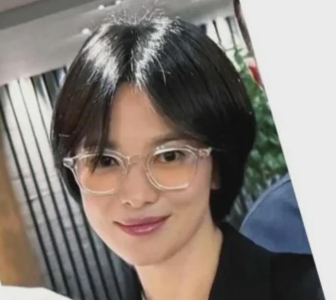 43岁宋慧乔私下状态曝光,中分短发被吐槽像男的,淡妆好似路人(组图) - 5