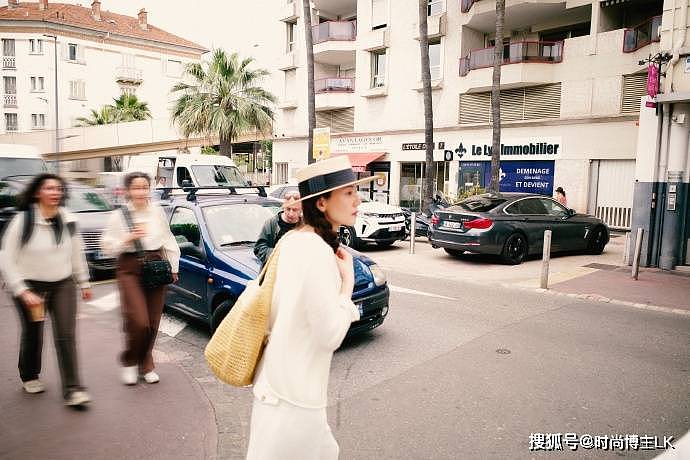 45岁高圆圆漫步戛纳街头，背着帆布包慵懒惬意（组图） - 5