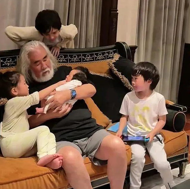 74岁张纪中当街黑脸训斥杜星霖,宠妻人设翻车,给所有人提个醒(组图) - 9