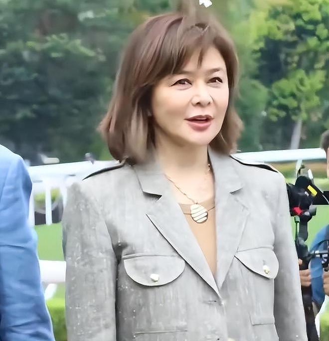 62岁关之琳出席赛马活动笑容温婉，举手投足之间散发从容魅力（组图） - 2