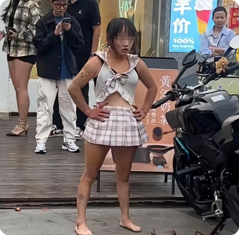 精神小妹当街发疯欺负男路人后衣衫不整,知情人曝原因后我真看不起她(视频/组图) - 2