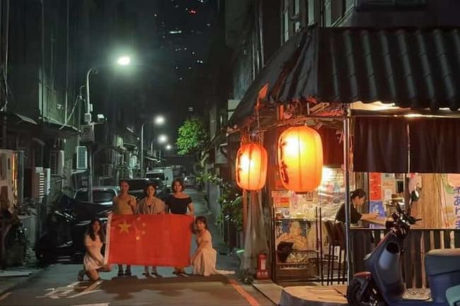 五名中国女学生台北街头举五星旗遭检举（图） - 1