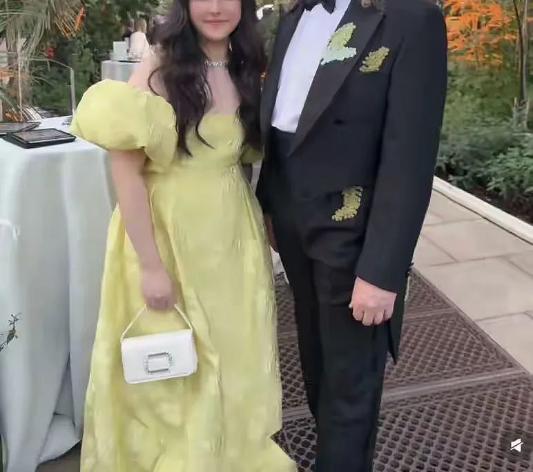 李湘带女儿跪舔王室被群嘲：暴发户的体面，装得再贵也掉价（组图） - 5