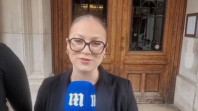 马克龙被72岁爱妻挽手臂下飞机，很恩爱，法国人对第一夫人有看法（组图） - 9