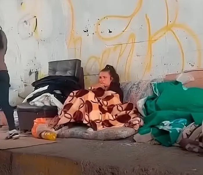 英国妹子秘鲁旅游失踪！家人急找一月，发现她竟被暴力抢劫，干脆在那流浪了（组图） - 2