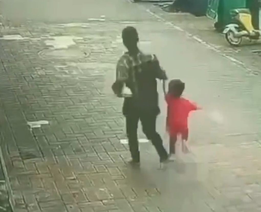 广东女当街强拽幼童后家长追回,网民斥:大白天抢孩子,太疯狂了(组图) - 3