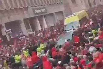 利物浦发生汽车冲撞人群事件!中国游客:当时距车仅10米,天堂一下变成地狱(组图) - 9