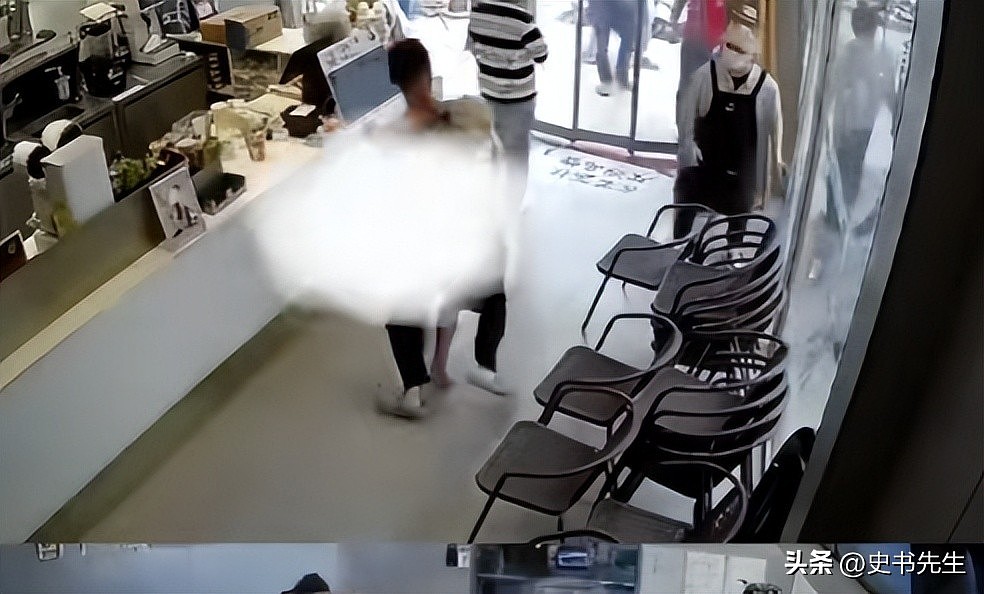 广东裸男持刀闯入奶茶店！店员制服过程曝光，品牌回应：现金嘉奖（组图） - 18