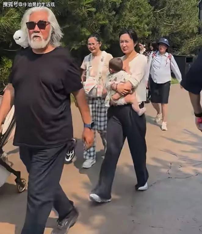 74岁张纪中当街黑脸训斥杜星霖，宠妻人设翻车，给所有人提个醒（组图） - 2