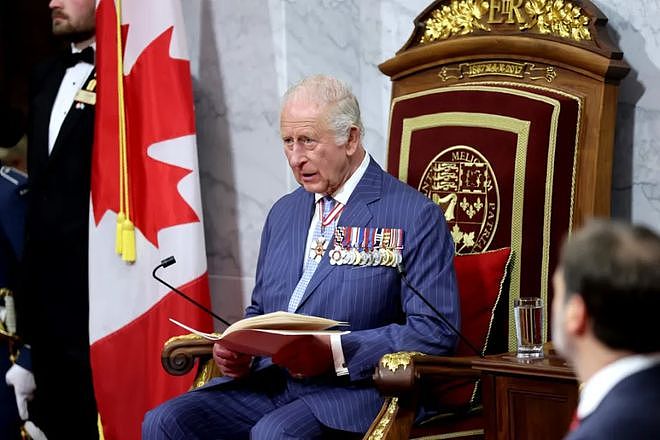 特鲁多久违现身，带76岁传奇母亲见英王查尔斯，脚踩绿阿迪惹争议（组图） - 2