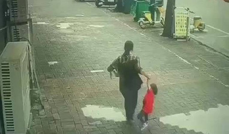 广东女当街强拽幼童后家长追回,网民斥:大白天抢孩子,太疯狂了(组图) - 1