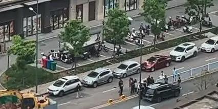 公安局干部被曝开车撞死2岁男童!男童家属:他驾驶证已过期!当地介入处理(视频/组图) - 2