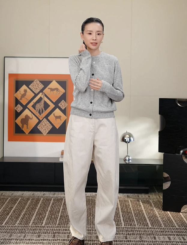 “穿上像唐老鸭成精、脱下来能当砍刀”！谁在把优衣库的弯刀裤捧成新“神裤”？（组图） - 1
