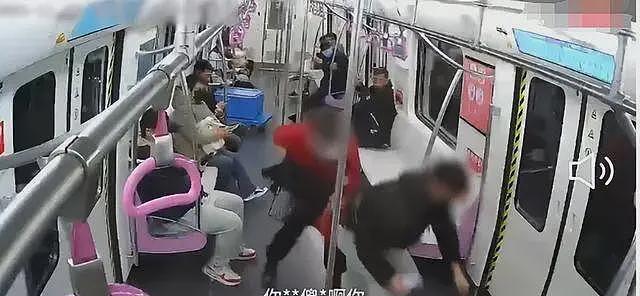 上海地铁踢裆后续:处理结果公布,女子身份曝光,网友评论一边倒(视频/组图) - 21