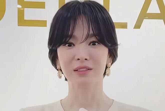 43岁宋慧乔私下状态曝光,中分短发被吐槽像男的,淡妆好似路人(组图) - 12