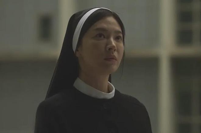 43岁宋慧乔私下状态曝光,中分短发被吐槽像男的,淡妆好似路人(组图) - 15