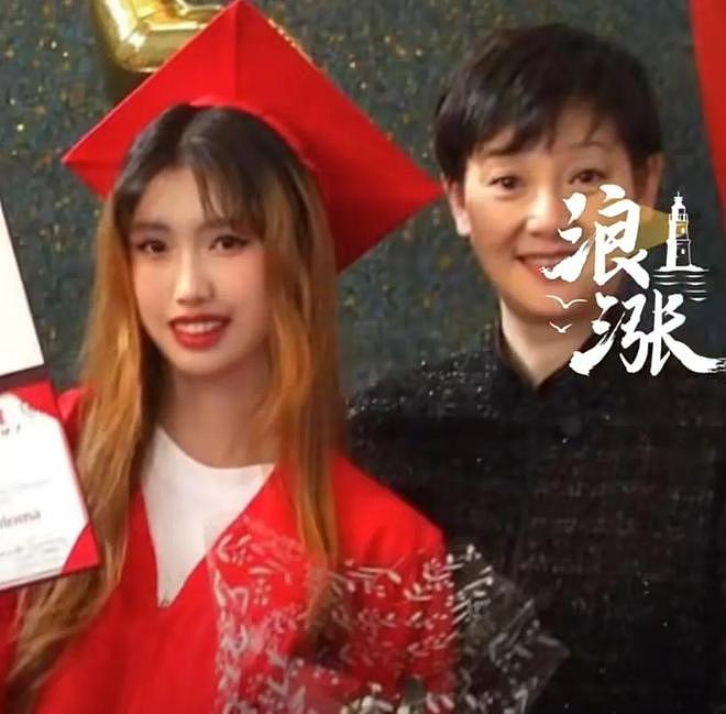 冯小刚养女晒高中毕业照,穿红色学士服化浓妆显成熟徐帆满脸骄傲(组图) - 2
