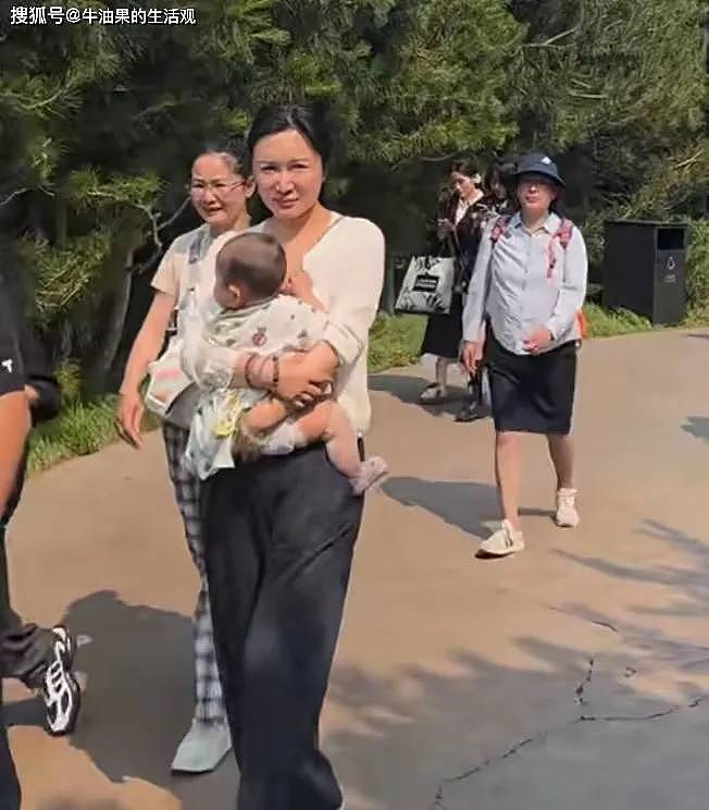 74岁张纪中当街黑脸训斥杜星霖，宠妻人设翻车，给所有人提个醒（组图） - 3